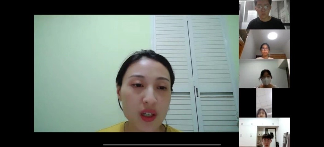 吴昕老师向同学们讲解两大文件以及开展工作作风教育